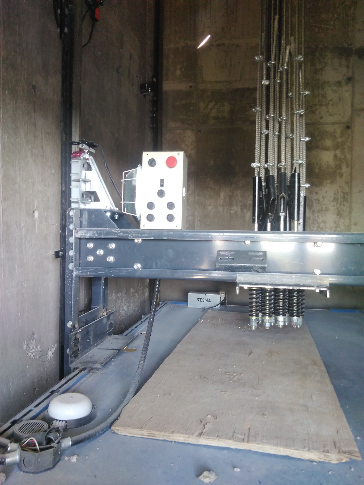Estructura y motores de montacargas en obra