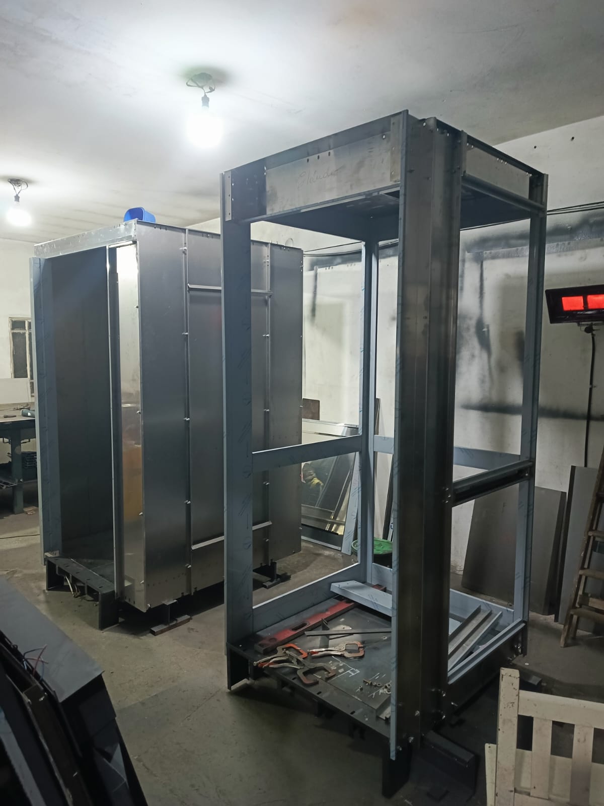 Dos cabinas de ascensor terminadas en el taller de NOHA