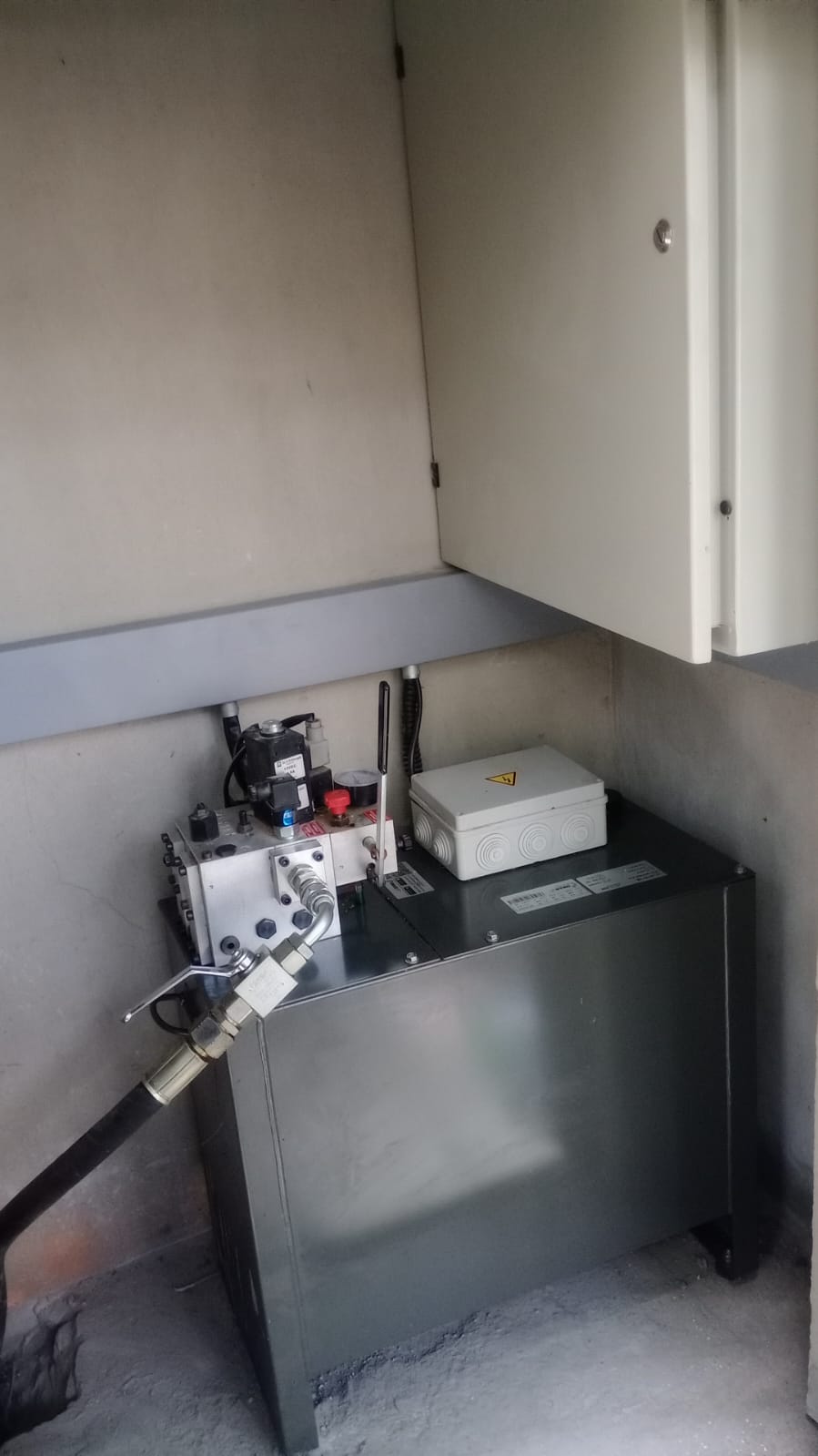 Unidad hidráulica y cuadro de control de ascensor